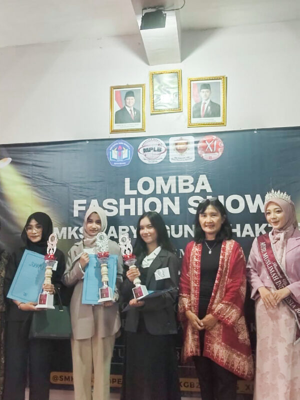 Lomba Fashion Show SMK KGB 2 Bekasi Ir. Triana. M.M.