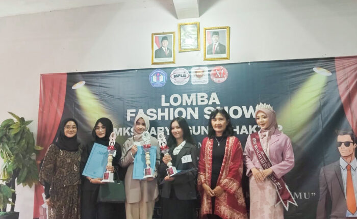 Lomba Fashion Show SMK KGB 2 Bekasi Ir. Triana. M.M.