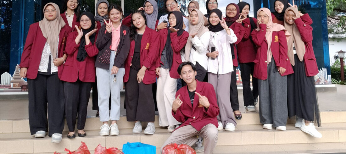 Berbagi Takjil Unit Kegiatan Mahasiswa Ikatan Mahasiswa Muslim Tri Bhakti