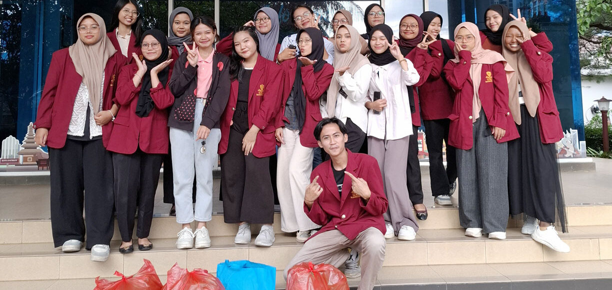 Berbagi Takjil Unit Kegiatan Mahasiswa Ikatan Mahasiswa Muslim Tri Bhakti