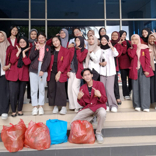 Berbagi Takjil Unit Kegiatan Mahasiswa Ikatan Mahasiswa Muslim Tri Bhakti