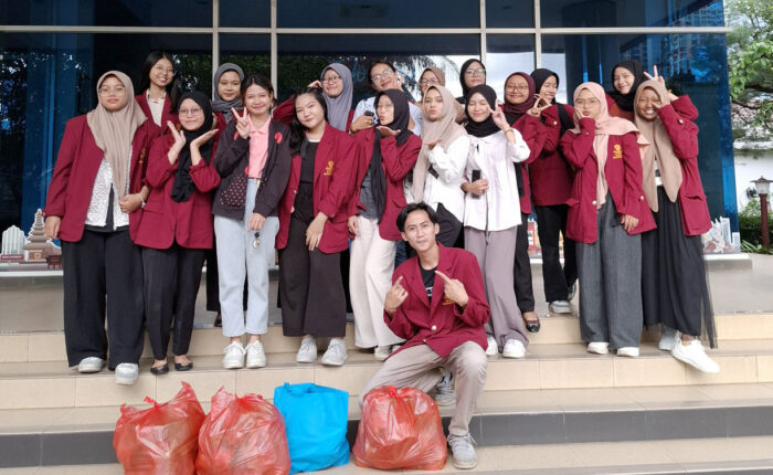 Berbagi Takjil Unit Kegiatan Mahasiswa Ikatan Mahasiswa Muslim Tri Bhakti