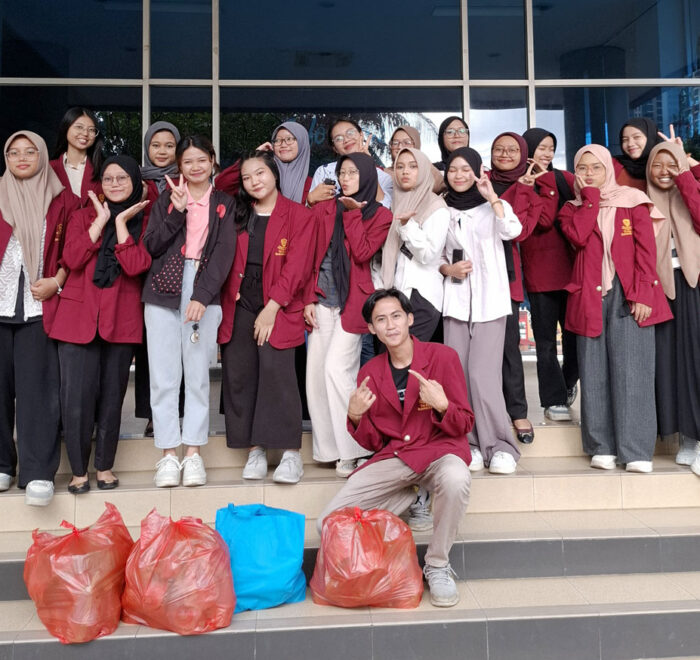 Berbagi Takjil Unit Kegiatan Mahasiswa Ikatan Mahasiswa Muslim Tri Bhakti