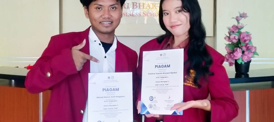 Cristina Yuanita Ronauli Sijabat bersama Ahmad Damar Ardi Pangestu foto bersama dengan sertifikat juara Harapan I Vocafest 2025