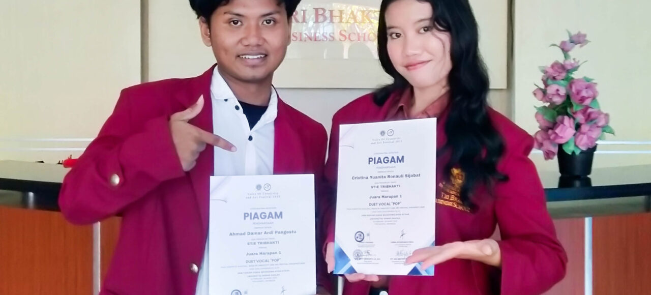 Cristina Yuanita Ronauli Sijabat bersama Ahmad Damar Ardi Pangestu foto bersama dengan sertifikat juara Harapan I Vocafest 2025
