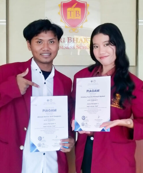 Cristina Yuanita Ronauli Sijabat bersama Ahmad Damar Ardi Pangestu foto bersama dengan sertifikat juara Harapan I Vocafest 2025