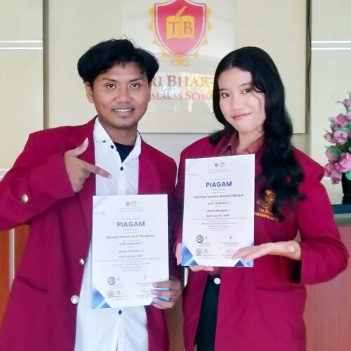 Cristina Yuanita Ronauli Sijabat bersama Ahmad Damar Ardi Pangestu foto bersama dengan sertifikat juara Harapan I Vocafest 2025