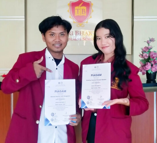 Cristina Yuanita Ronauli Sijabat bersama Ahmad Damar Ardi Pangestu foto bersama dengan sertifikat juara Harapan I Vocafest 2025