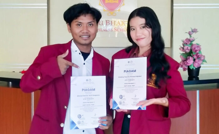 Cristina Yuanita Ronauli Sijabat bersama Ahmad Damar Ardi Pangestu foto bersama dengan sertifikat juara Harapan I Vocafest 2025