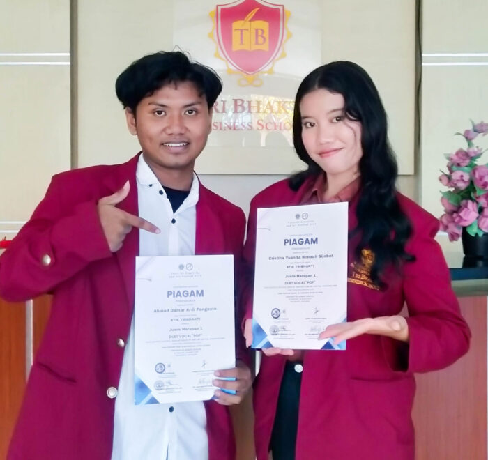 Cristina Yuanita Ronauli Sijabat bersama Ahmad Damar Ardi Pangestu foto bersama dengan sertifikat juara Harapan I Vocafest 2025