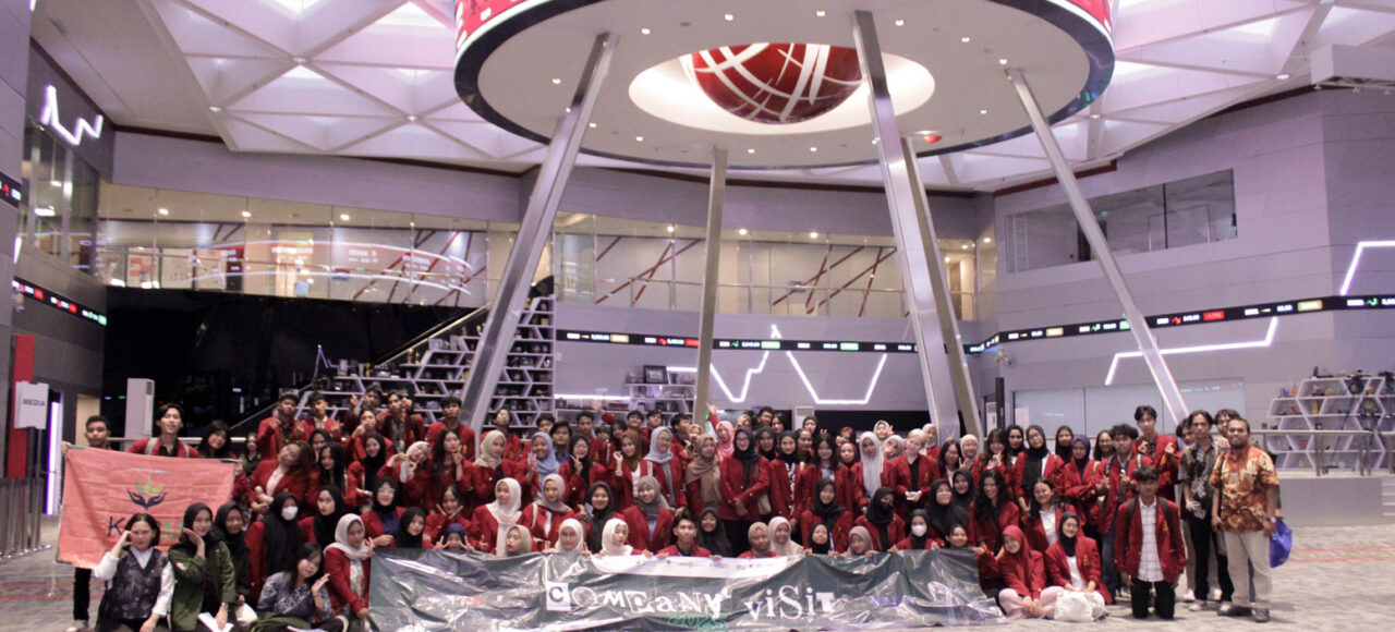 Foto bersama Unit Kegiatan Mahasiswa (UKM) Kelompok Studi Pasar Modal (KSPM) serta mahasiswa Tri Bhakti Business School di Bursa Efek Indonesia dalam acara Company Visit & Sekolah Pasar Modal Level 1 dengan tema “From Campus to Stock Market: Discover Opportunities, Build Your Future”