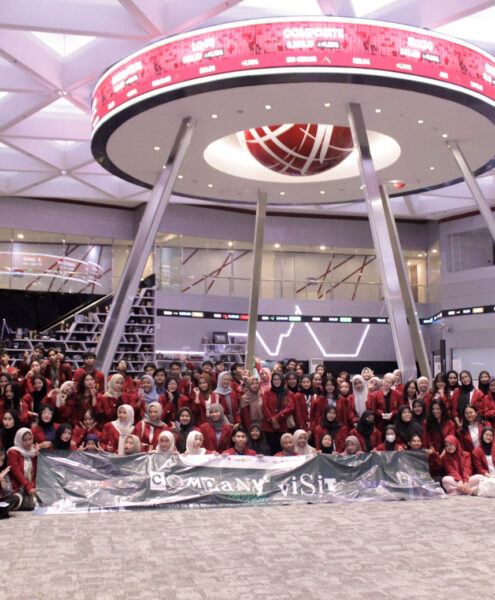 Foto bersama Unit Kegiatan Mahasiswa (UKM) Kelompok Studi Pasar Modal (KSPM) serta mahasiswa Tri Bhakti Business School di Bursa Efek Indonesia dalam acara Company Visit & Sekolah Pasar Modal Level 1 dengan tema “From Campus to Stock Market: Discover Opportunities, Build Your Future”