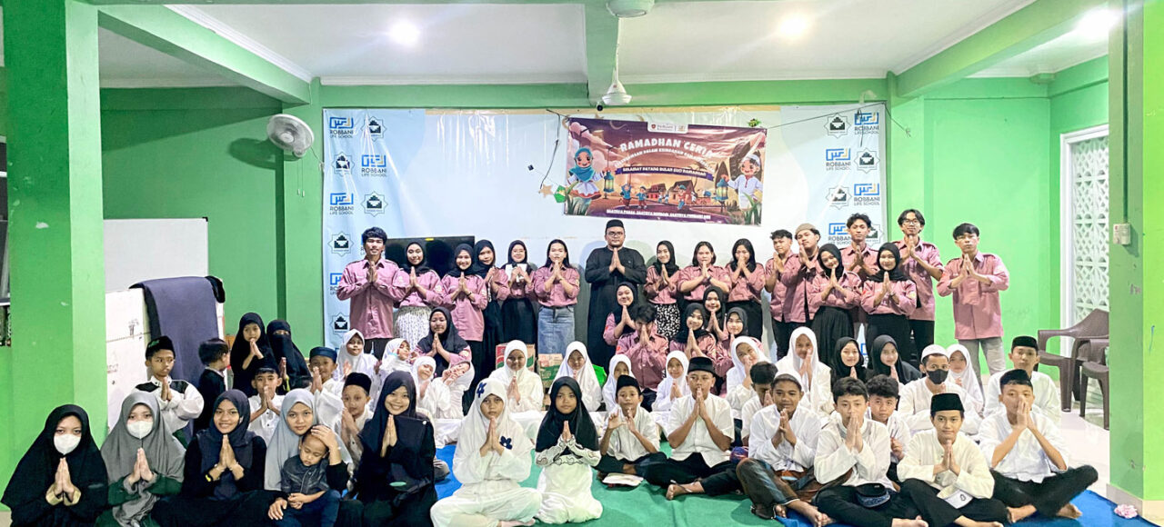 Foto Bersama BEM Tri Bhakti Business School dengan anak - anak Panti Asuhan Marhamah Robbani