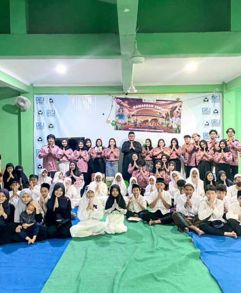 Foto Bersama BEM Tri Bhakti Business School dengan anak - anak Panti Asuhan Marhamah Robbani