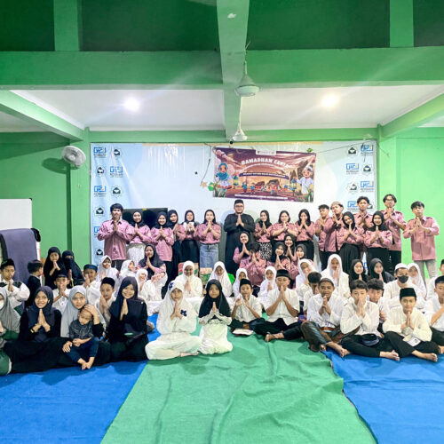 Foto Bersama BEM Tri Bhakti Business School dengan anak - anak Panti Asuhan Marhamah Robbani