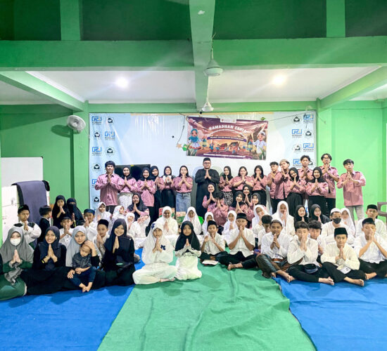 Foto Bersama BEM Tri Bhakti Business School dengan anak - anak Panti Asuhan Marhamah Robbani