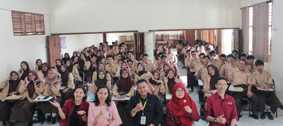 foto bersama Pelatihan Kecerdasan Digital dan Literasi Keuangan Tri Bhakti Business School dan SMK Budi Luhur. bersama Novian Sihmawati, S.Kom., Riski Hidayatullah, S.M., Keri Boru Hotang, S.E., M.Ak