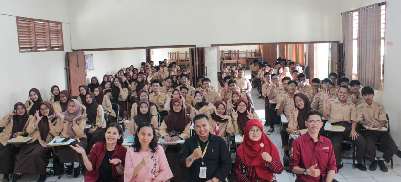 foto bersama Pelatihan Kecerdasan Digital dan Literasi Keuangan Tri Bhakti Business School dan SMK Budi Luhur. bersama Novian Sihmawati, S.Kom., Riski Hidayatullah, S.M., Keri Boru Hotang, S.E., M.Ak