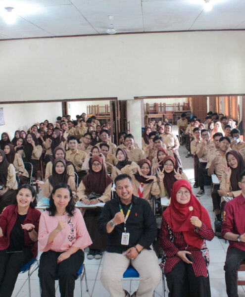 foto bersama Pelatihan Kecerdasan Digital dan Literasi Keuangan Tri Bhakti Business School dan SMK Budi Luhur. bersama Novian Sihmawati, S.Kom., Riski Hidayatullah, S.M., Keri Boru Hotang, S.E., M.Ak