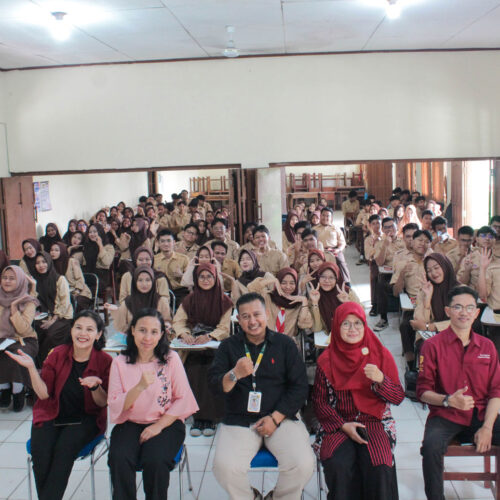 foto bersama Pelatihan Kecerdasan Digital dan Literasi Keuangan Tri Bhakti Business School dan SMK Budi Luhur. bersama Novian Sihmawati, S.Kom., Riski Hidayatullah, S.M., Keri Boru Hotang, S.E., M.Ak