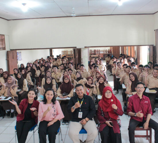 foto bersama Pelatihan Kecerdasan Digital dan Literasi Keuangan Tri Bhakti Business School dan SMK Budi Luhur. bersama Novian Sihmawati, S.Kom., Riski Hidayatullah, S.M., Keri Boru Hotang, S.E., M.Ak