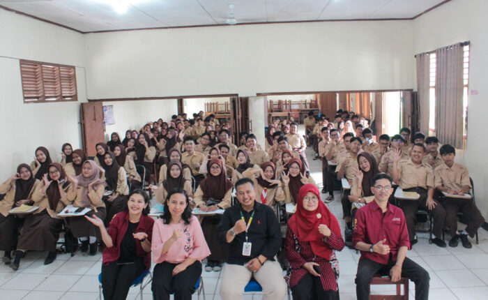 foto bersama Pelatihan Kecerdasan Digital dan Literasi Keuangan Tri Bhakti Business School dan SMK Budi Luhur. bersama Novian Sihmawati, S.Kom., Riski Hidayatullah, S.M., Keri Boru Hotang, S.E., M.Ak