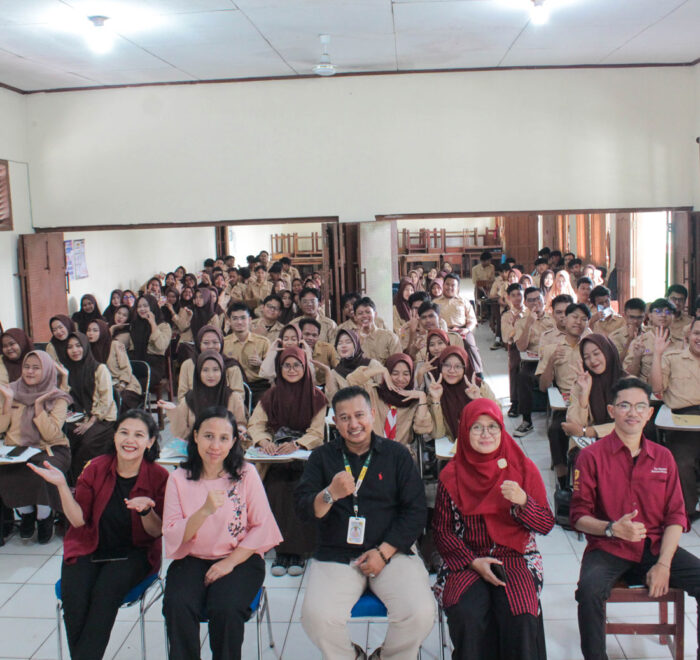 foto bersama Pelatihan Kecerdasan Digital dan Literasi Keuangan Tri Bhakti Business School dan SMK Budi Luhur. bersama Novian Sihmawati, S.Kom., Riski Hidayatullah, S.M., Keri Boru Hotang, S.E., M.Ak