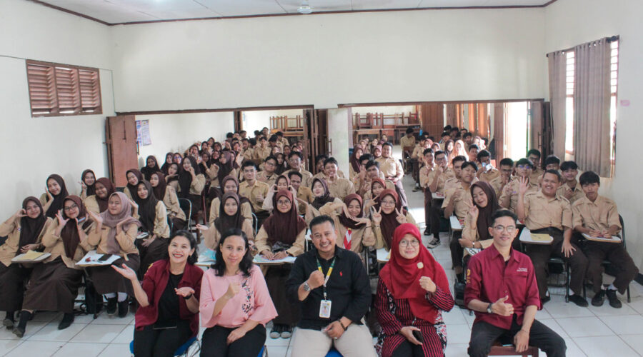 foto bersama Pelatihan Kecerdasan Digital dan Literasi Keuangan Tri Bhakti Business School dan SMK Budi Luhur. bersama Novian Sihmawati, S.Kom., Riski Hidayatullah, S.M., Keri Boru Hotang, S.E., M.Ak
