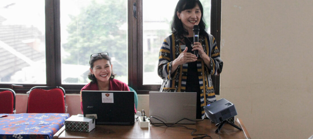 Ir. Triana, M.M Edukasi dan Sosialisasi yang diselenggarakan dalam agenda Pertemuan Rutin TP PKK Kelurahan Pengasinan, Kecamatan Rawalumbu, Kota Bekasi