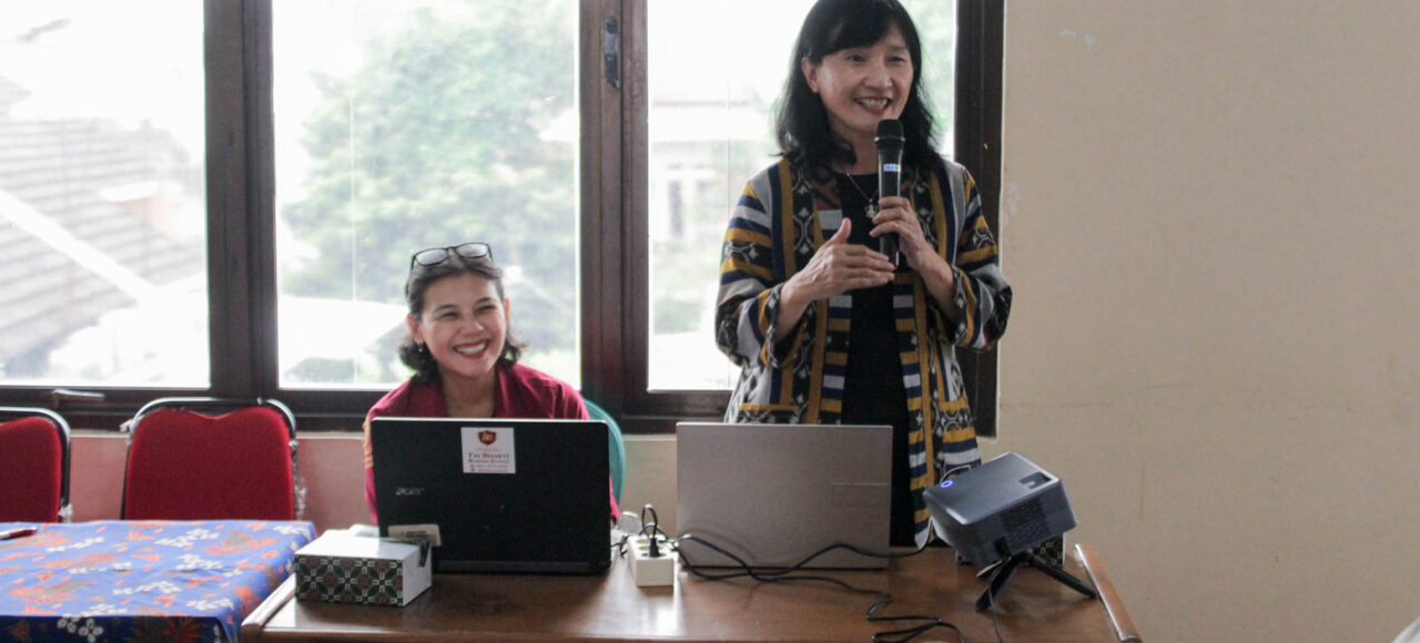 Ir. Triana, M.M Edukasi dan Sosialisasi yang diselenggarakan dalam agenda Pertemuan Rutin TP PKK Kelurahan Pengasinan, Kecamatan Rawalumbu, Kota Bekasi