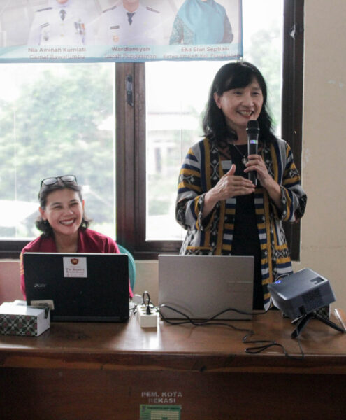 Ir. Triana, M.M Edukasi dan Sosialisasi yang diselenggarakan dalam agenda Pertemuan Rutin TP PKK Kelurahan Pengasinan, Kecamatan Rawalumbu, Kota Bekasi