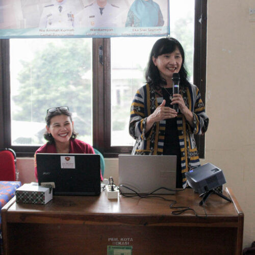 Ir. Triana, M.M Edukasi dan Sosialisasi yang diselenggarakan dalam agenda Pertemuan Rutin TP PKK Kelurahan Pengasinan, Kecamatan Rawalumbu, Kota Bekasi