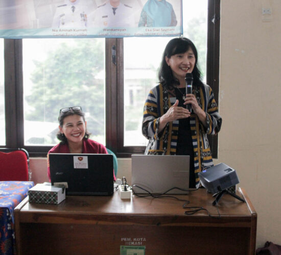 Ir. Triana, M.M Edukasi dan Sosialisasi yang diselenggarakan dalam agenda Pertemuan Rutin TP PKK Kelurahan Pengasinan, Kecamatan Rawalumbu, Kota Bekasi