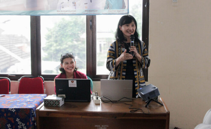 Ir. Triana, M.M Edukasi dan Sosialisasi yang diselenggarakan dalam agenda Pertemuan Rutin TP PKK Kelurahan Pengasinan, Kecamatan Rawalumbu, Kota Bekasi