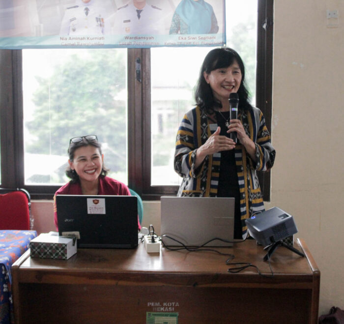 Ir. Triana, M.M Edukasi dan Sosialisasi yang diselenggarakan dalam agenda Pertemuan Rutin TP PKK Kelurahan Pengasinan, Kecamatan Rawalumbu, Kota Bekasi