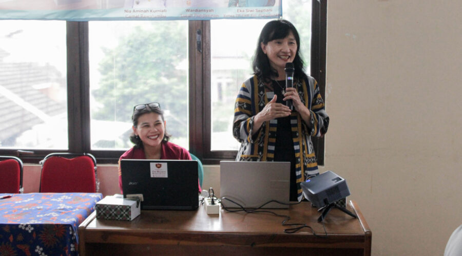 Ir. Triana, M.M Edukasi dan Sosialisasi yang diselenggarakan dalam agenda Pertemuan Rutin TP PKK Kelurahan Pengasinan, Kecamatan Rawalumbu, Kota Bekasi