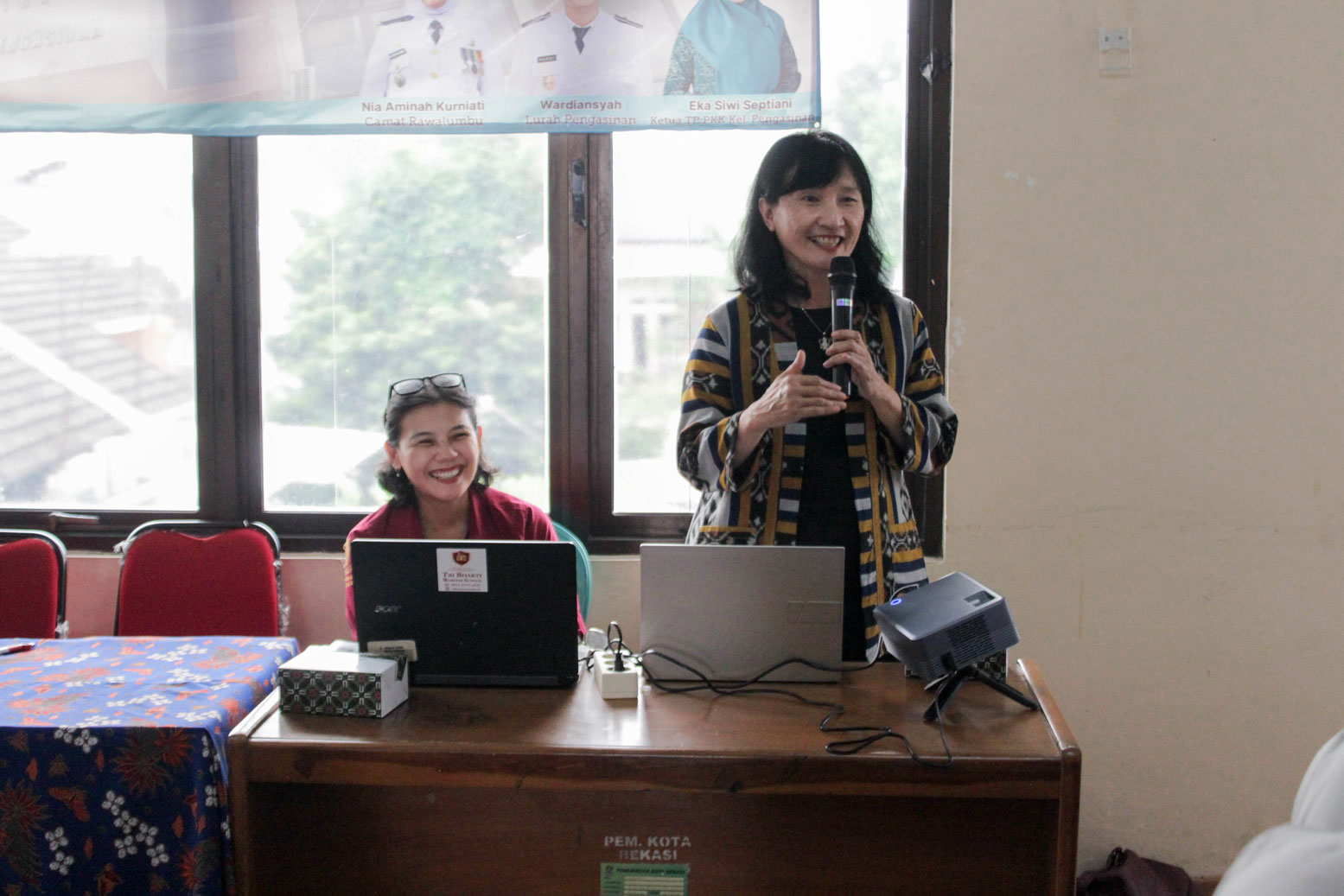 Ir. Triana, M.M Edukasi dan Sosialisasi yang diselenggarakan dalam agenda Pertemuan Rutin TP PKK Kelurahan Pengasinan, Kecamatan Rawalumbu, Kota Bekasi