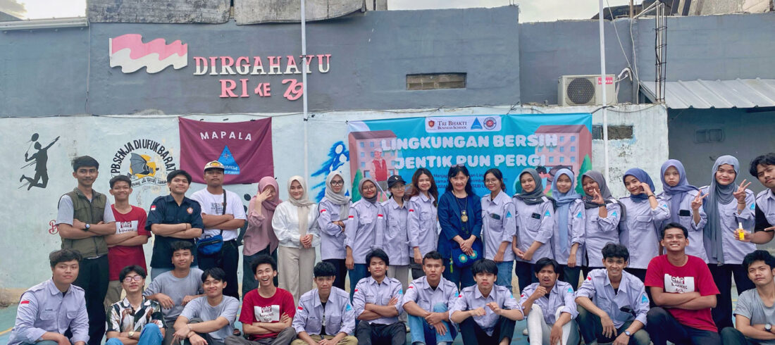 MAPALA TARIMBA sukses menggelar kegiatan penyuluhan bertema “Lingkungan Bersih, Jentik Pun Pergi Foto bersama Ir. Triana. M.M.