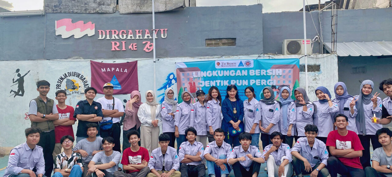 MAPALA TARIMBA sukses menggelar kegiatan penyuluhan bertema “Lingkungan Bersih, Jentik Pun Pergi Foto bersama Ir. Triana. M.M.