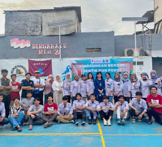 MAPALA TARIMBA sukses menggelar kegiatan penyuluhan bertema “Lingkungan Bersih, Jentik Pun Pergi Foto bersama Ir. Triana. M.M.