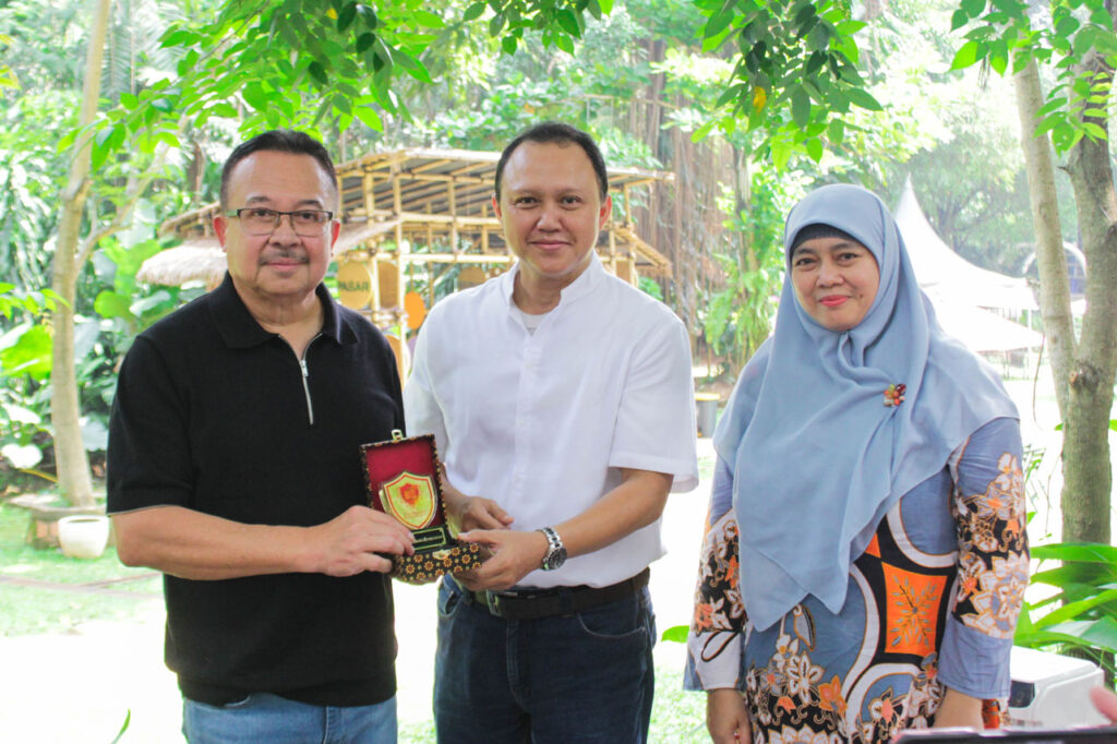 NGOBRAS Bersama Prof. Rhenald Kasali foto bersama Ir. Prillia Haliawan, MM., CQAP dan Dr. Sofia Maulida, SE., MM.