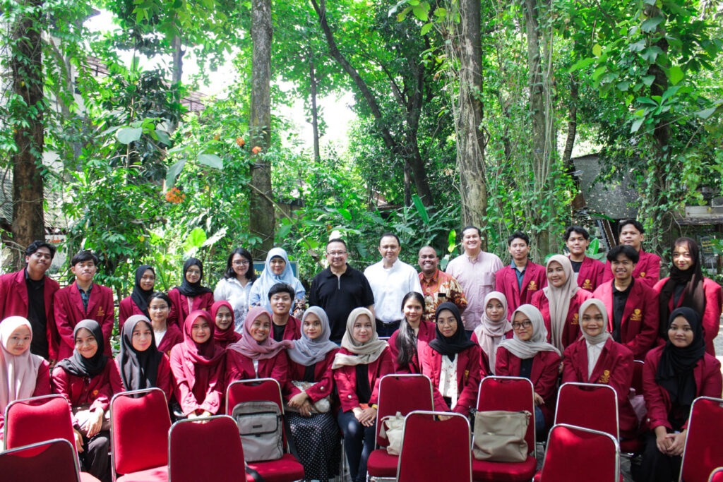 Foto Bersama Prof. Rhenald Kasali foto bersama Ir. Prillia Haliawan, MM., CQAP dan Dr. Sofia Maulida, SE., MM., Irvan F.C.Oentoeng, SE., MM.