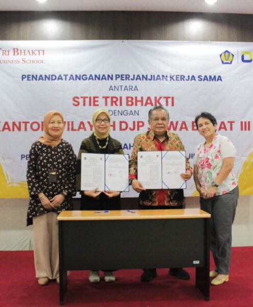 Ir. Romadhaniah, M.Ec., Drs. Widayatmoko, MM., M.Ikom., Helen Irawati Tobing Tri Bhakti Business School Perkuat Literasi Pajak Mahasiswa melalui Kerja Sama dengan DJP Jabar III dan Kuliah Umum Pajak