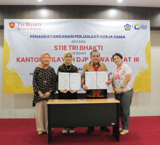 Ir. Romadhaniah, M.Ec., Drs. Widayatmoko, MM., M.Ikom., Helen Irawati Tobing Tri Bhakti Business School Perkuat Literasi Pajak Mahasiswa melalui Kerja Sama dengan DJP Jabar III dan Kuliah Umum Pajak