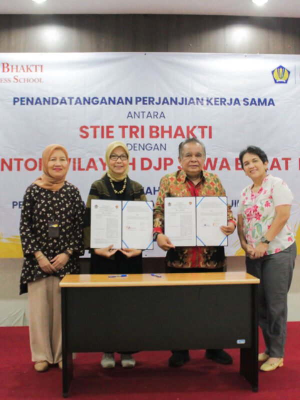 Ir. Romadhaniah, M.Ec., Drs. Widayatmoko, MM., M.Ikom., Helen Irawati Tobing Tri Bhakti Business School Perkuat Literasi Pajak Mahasiswa melalui Kerja Sama dengan DJP Jabar III dan Kuliah Umum Pajak