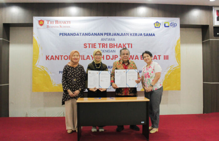 Ir. Romadhaniah, M.Ec., Drs. Widayatmoko, MM., M.Ikom., Helen Irawati Tobing Tri Bhakti Business School Perkuat Literasi Pajak Mahasiswa melalui Kerja Sama dengan DJP Jabar III dan Kuliah Umum Pajak