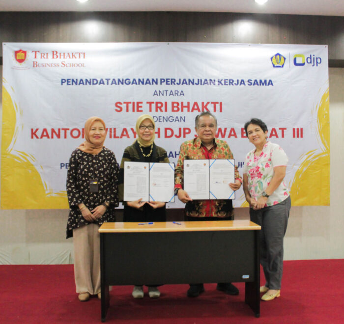 Ir. Romadhaniah, M.Ec., Drs. Widayatmoko, MM., M.Ikom., Helen Irawati Tobing Tri Bhakti Business School Perkuat Literasi Pajak Mahasiswa melalui Kerja Sama dengan DJP Jabar III dan Kuliah Umum Pajak