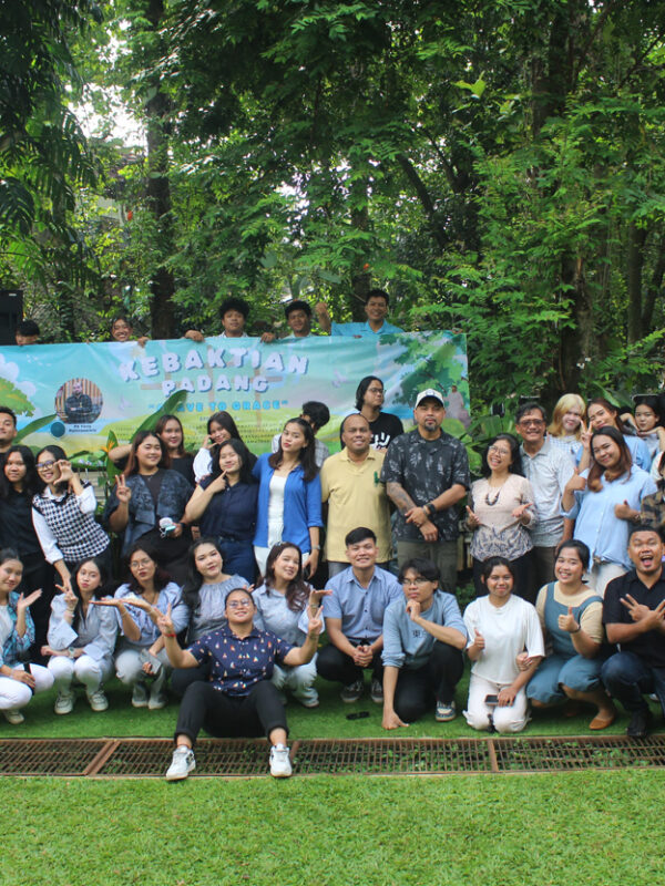 Foto Bersama Kebaktian Padang Bersama Irvan F.C.Oentoeng, SE., MM dan Pdt. Yerry Pattinasarany