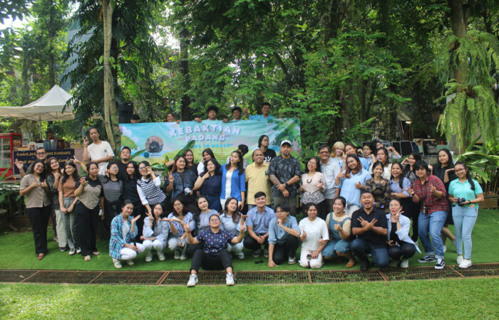Foto Bersama Kebaktian Padang Bersama Irvan F.C.Oentoeng, SE., MM dan Pdt. Yerry Pattinasarany