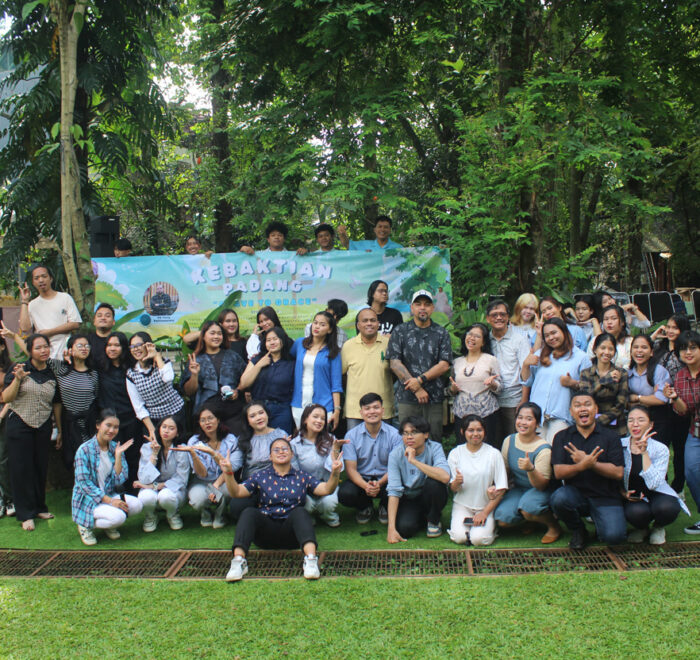 Foto Bersama Kebaktian Padang Bersama Irvan F.C.Oentoeng, SE., MM dan Pdt. Yerry Pattinasarany